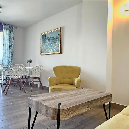 Lime Golden Star, アパート